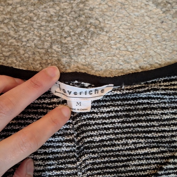 Cozy Black & White Top with Pockets - Picture 6 of 6